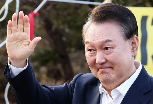 윤석열 대통령이 서울 용산구 한남동 관저에서 탄핵 심판 준비에 나설 것으로 보인다. 사진은 윤 대통령이 지난 8일 경기 의왕시 서울구치소에서 풀려나 지지자들에게 인사하는 모습. /사진=뉴스1