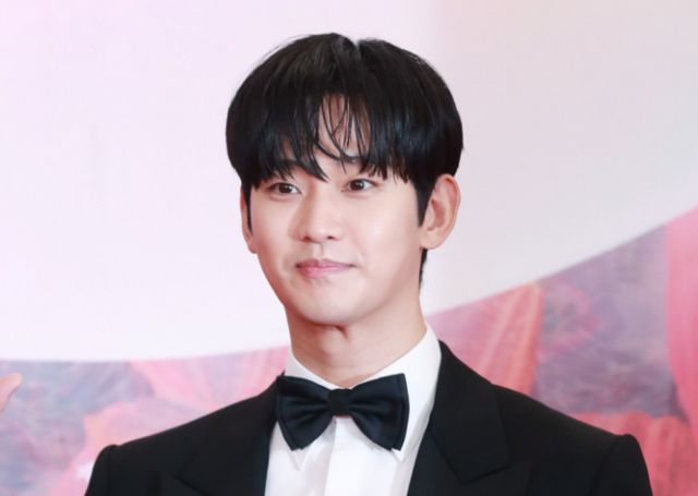 고인이 된 배우 김새론의 전 소속사인 골드메달리스트와 배우 김수현이 열애설과 괴롭힘 의혹에 입장을 밝혔다. 사진은 지난해 5월 서울 강남구 코엑스에서 진행된 제60회 백상예술대상 레드카펫 행사에 참석한 배우 김수현. /사진=스타뉴스