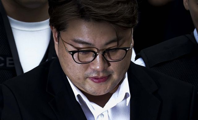 술을 마시고 차를 몰다 사고를 내고 도주한 혐의로 1심에서 실형을 선고받은 가수 김호중(34)이 옥중 편지로 팬들에게 근황을 전했다. 사진은 지난해 5월 서울 서초구 서울중앙지방법원에서 열린 영장실질심사(구속 전 피의자심문)을 마친 뒤 법원을 나선 음주 뺑소니 혐의를 받고 있는 트로트 가수 김호중. /사진=뉴시스