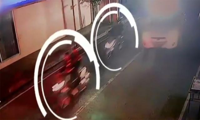 지난 7일(현지시각) 필리핀 마닐라 말라테구에서 한국인 남성 A씨에게 총격을 가한 강도들이 오토바이 2대에 나눠 타고 달아났다. /사진= GMA뉴스 홈페이지 캡처