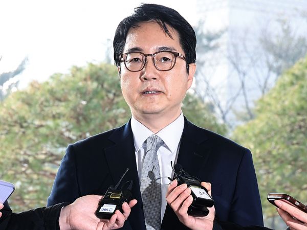 심우정 검찰총장이 구속이 취소된 윤석열 대통령에 대해 즉시항고를 포기하고 석방지휘를 한 데 대해 "법원의 구속기간 산정에 동의하지는 않지만 결정은 존중한다"고 밝혔다. 사진은 심우정 검찰총장이 10일 오전 서울 서초구 서초동 대검찰청으로 출근하며 취재진의 질문에 답하고 있는 모습. /사진=뉴스1