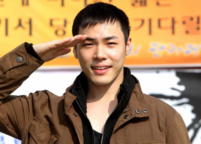 가수 휘성이 사망했다. 향년 43세. 사진은 지난 2011년 충남 논산육군훈련소로 입대하기 전 팬들에게 인사를 건넨 가수 휘성. /사진=머니투데이