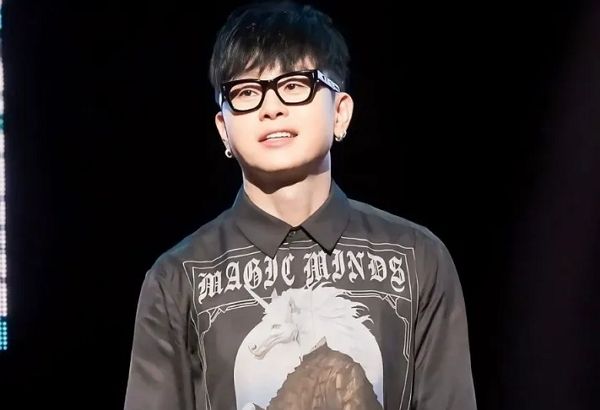 가수 이승환이 '내란'을 언급하며 윤석열 대통령을 비꼬았다. 사진은 이승환이 SNS에 업로드한 본인 모습. /사진=이승환 SNS 캡처