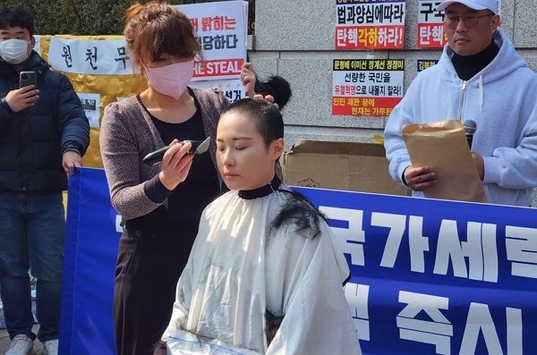 윤석열 대통령에 대한 헌법재판소의 탄핵 심판 선고 가능성이 임박한 가운데 헌재 앞에서 삭발식이 열렸다. 사진은 10일 서울시 종로구 헌법재판소 앞에서 시민 기성경씨가 윤석열 대통령 탄핵에 반대하며 삭발을 하고 있는 모습. /사진=뉴스1