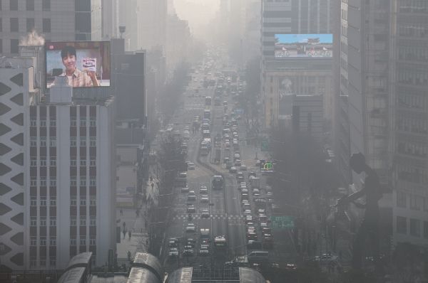 연일 낮 기온이 10도 이상 크게 오르면서 포근한 봄 날씨를 보이고 있지만 일교차가 15도 안팎까지 크게 벌어지고 있다. 사진은 초미세먼지 농도가 '나쁨' 수준을 보인 지난 10일 서울 도심이 뿌옇게 보이고 있는 모습. /사진=뉴시스