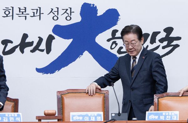 이재명 더불어민주당 대표가 검찰이 윤석열 대통령을 석방한 것을 맹비난했다. 사진은 이재명 더불어민주당 대표가 10일 오전 서울 여의도 국회에서 열린 최고위원회의에 참석한 모습. /사진=뉴스1