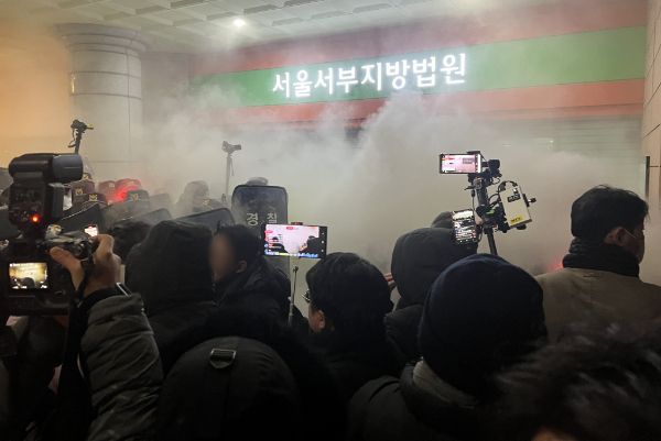  '서부지법 난동 사태' 가담자들에 대한 첫 재판이 10일 열렸다. 사진은 지난 1월19일 새벽 윤석열 대통령에 대한 구속영장이 발부되자 서울 서부지법에 지지자들이 진입해 소화기를 뿌리며 난동을 부리는 모습. /사진=뉴스1