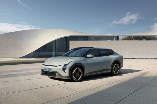 기아가 EV4의 사양 구성과 가격을 공개하고 11일부터 계약을 시작한다./사진=기아