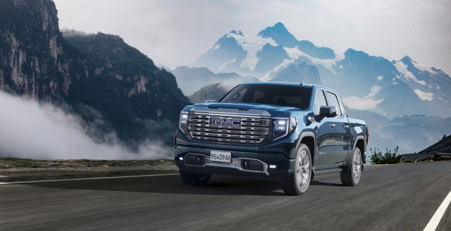 GMC가 브랜드 내 최고급 라인인 '드날리'(Denali)의 25주년을 기념하며 2025년형 시에라 드날리(Sierra Denali)를 선보였다. /사진=GMC