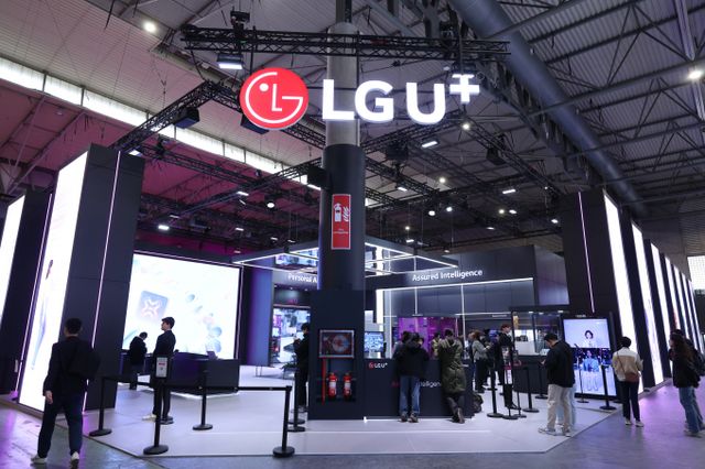 LG유플러스가 구글, 아마존웹서비스(AWS)와 협력해 인공지능(AI) 서비스 경쟁력 강화를 본격화하고 있다. 사진은 지난 2일(현지시간) MWC 25(모바일월드콩그레스 25) 행사가 열리기 하루 전 스페인 바르셀로나 '피라 그랑 비아' 전시장에 마련된 LG유플러스 전시장에서 막바지 작업이 진행되고 있는 모습. /사진=LG유플러스 제공 