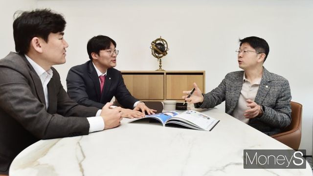 사진은 오건영 신한 프리미어 패스파인더 단장(오른쪽부터), 이주호 부단장, 김 팀장. /사진=임한별 기자