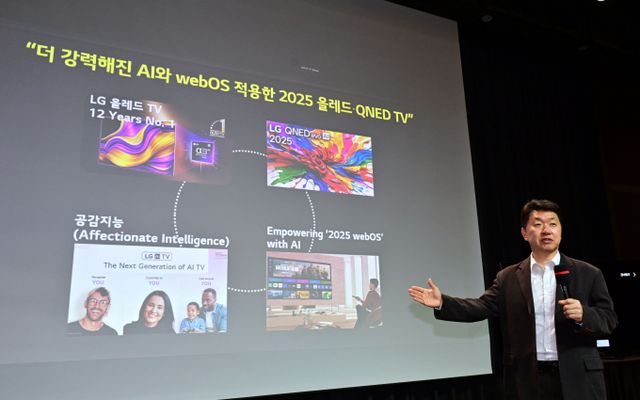 LG전자 백선필 TV상품기획담당 상무가 2025 LG 올레드 에보(G5) 제품의 차별화된 AI 기능, 독보적 화질, 차원이 다른 편의성 등을 설명하고 있다. /사진=LG전자 