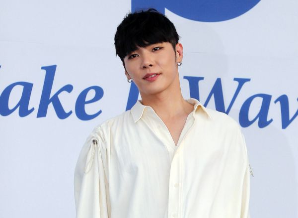 지난 10일 가수 휘성이 자택에서 숨진 채 발견된 가운데 과거 악플로 인해 고통스러워했던 사실이 재조명됐다. 사진은 가수 휘성이 생전 한 행사에 참석한 모습. /사진=뉴시스