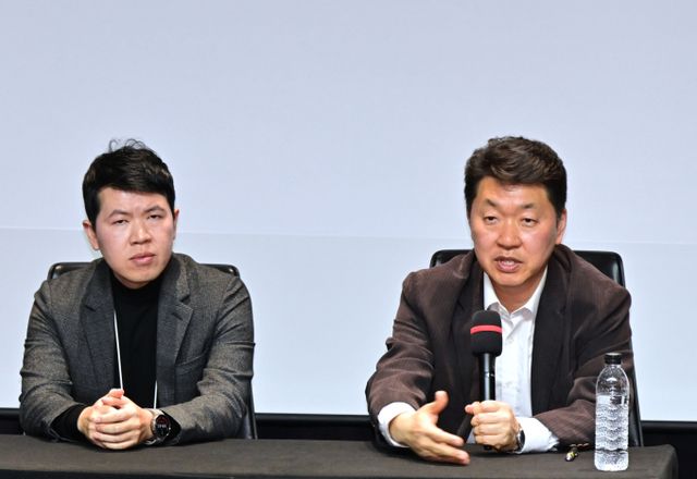 LG전자가 11일 '2025 LG 올레드·QNED TV 신제품 브리핑'을 진행했다. 사진은 백선필 전무(오른쪽)와 허승현 팀장이 질의응답을 하는 모습. /사진=LG전자