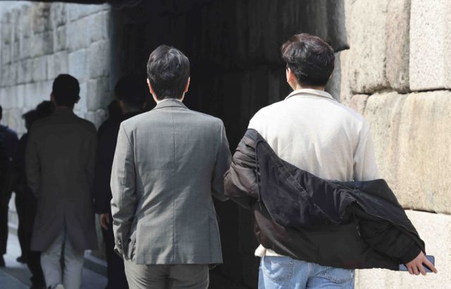 오는 12일 전국이 대체로 흐리고 일부 지역에 약한 비 소식이 예보됐다. 사진은 지난 10일 서울 종로구 청계천을 지나는 시민들의 모습. /사진=뉴시스