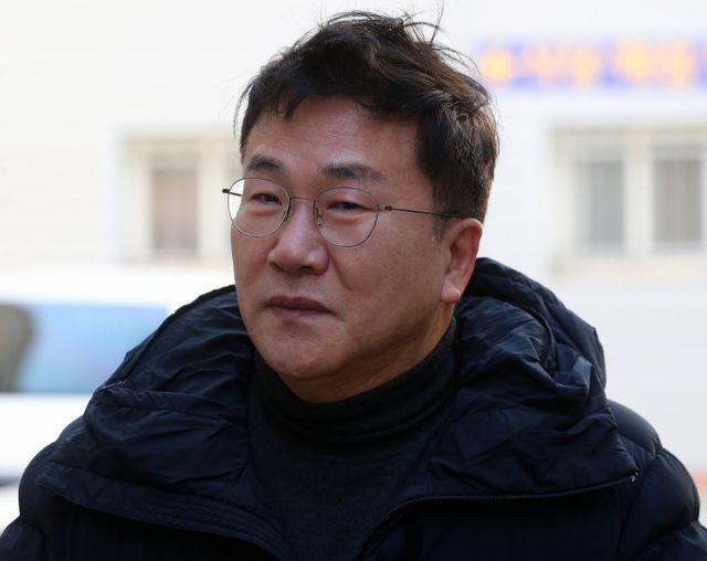 배우 선우은숙의 친언니를 강제추행한 혐의로 법정구속된 아나운서 출신 방송인 유영재에 대한 항소심이 오는 4월 열린다.사진은 지난해 12월 경기 성남시 수원지방법원 성남지원에서 열린 3차 공판에 출석한 배우 선우은숙의 친언니 A씨를 강제 추행한 혐의로 재판에 넘겨진 아나운서 출신 방송인 유영재. /사진=스타뉴스