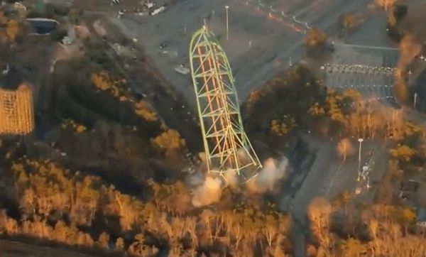 세계에서 가장 높은 롤러코스터로 불리던 킹다 카가 철거됐다. 사진은 롤러코스터 '킹다 카'가 철거되는 모습. /사진=엑스(X·옛 트위터) 캡처