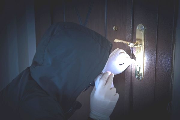 여성 혼자 있는 단독주택에 침입해 흉기로 위협한 뒤 현금을 빼앗고 성범죄를 시도한 50대 남성이 경찰에 붙잡혔다. 사진은 기사와 직접적인 관련이 없음. /사진=이미지투데이