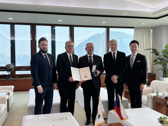 정의선(가운데) 현대차그룹 회장이 지난 10일 서울 양재동 현대차그룹 본사에서 이반 얀차렉(왼쪽 두번째) 주한 체코 대사로부터 외교 훈장을 받았다. /사진=얀차렉 대사 X 캡처