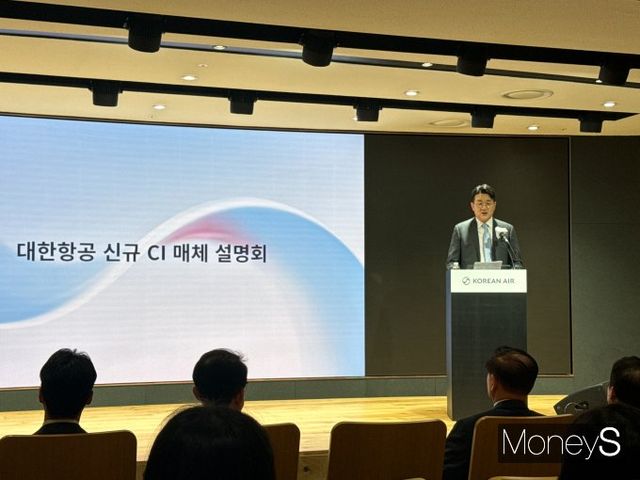 조원태 대한항공 회장이 11일 서울 강서구 본사 격납고에서 통합 대한항공의 새로운 CI와 항공기 도장을 공개하며 미디어 관계자들과 질의응답 시간을 가졌다. /사진=김서연 기자 