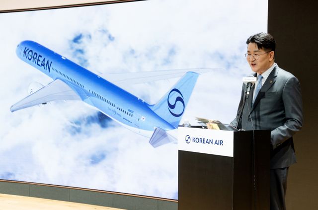 대한항공은 11일 서울 강서구 본사 격납고에서 '라이징 나이트' 행사를 열고 통합 대한항공의 새로운 CI와 항공기 도장을 공개했다. 사진은 조원태 대한항공 회장이 행사에서 환영사를 하는 모습. /사진=김서연 기자 