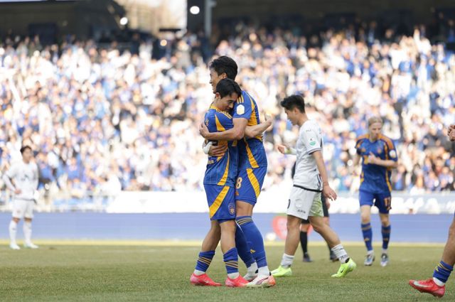 울산HD 소속 공격수 허율이 K리그1 4라운드 MVP에 선정됐다. 사진은 지난 8일 울산 문수축구경기장에서 열린 울산HD와 제주SK FC와의 경기에서 득점에 성공한 허율(오른쪽)과 도움을 기록한 엄원상(왼쪽)의 모습. /사진=울산HD 홈페이지 캡처