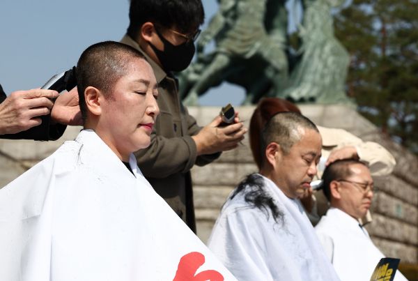 더불어민주당 초선 의원들이 윤석열 대통령 파면을 촉구하기 위한 삭발식을 열었다. 사진은 더불어민주당 전진숙(왼쪽부터), 박홍배, 김문수 의원 등이 11일 오후 서울 여의도 국회 본청 앞에서 윤석열 대통령 조기 파면 촉구 삭발식을 진행하는 모습. /사진=뉴스1