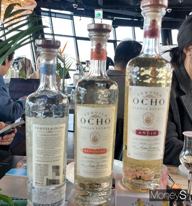 오초 데킬라 라벨은 어떤 고도의 밭에서 나온 제품이며 당 함량은 어떻게 되는지 등의 정보를 제공한다. 사진은 오초 데킬라 3종. /사진=김서현 기자