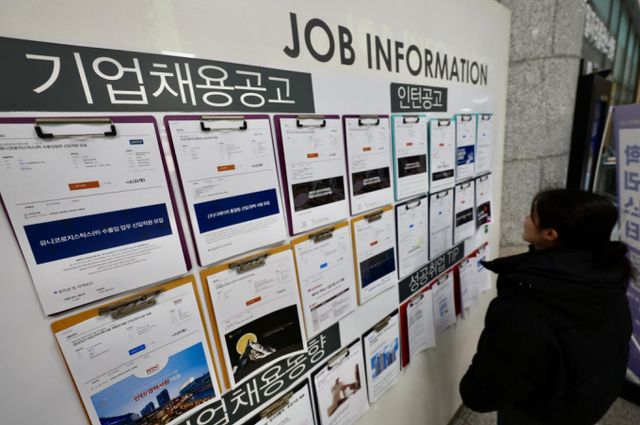 2월 취업자 수가 두 달 연속 증가했다. 서울 시내 한 대학교 채용게시판에 관련 공고가 게시돼 있다. / 사진=뉴시스 김명년 기자