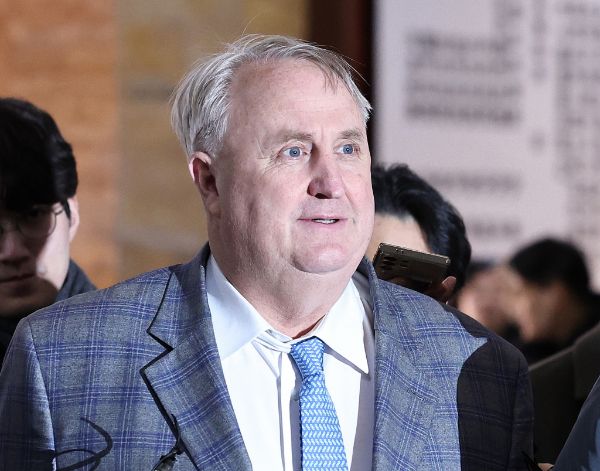 인요한 국민의힘 의원이 한동훈 전 대표가 정치를 재개했으나 대선후보 자리에 오르기는 어려울 것이라고 판단했다. 사진은 인요한 국민의힘의원이 의원총회에 참여하는 모습. /사진=뉴스1