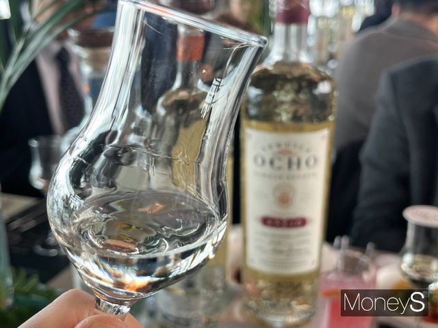 오초 데킬라 3종은 묵직한 점성을 확인할 수 있다. 점성은 식감과 연결된다. 사진은 오초 플라타가 담긴 잔을 기울인 모습. /사진=김서현 기자