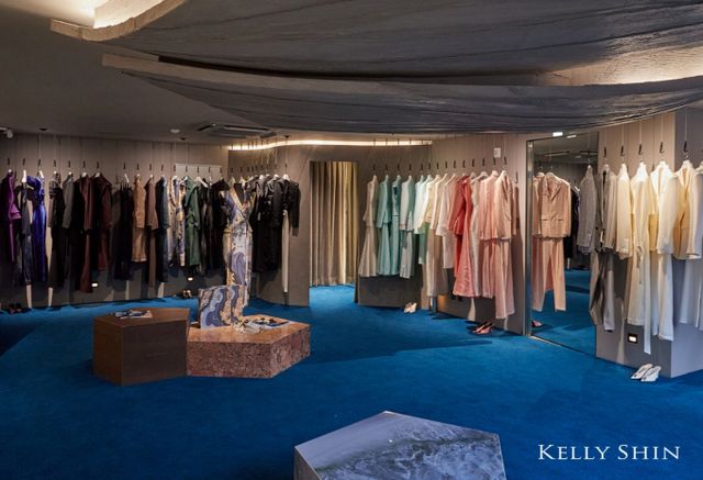 딘트의 하이엔드 브랜드 켈리신(KELLY SHIN)이 2025 봄여름(S/S) 'TO THE SHORE'(해안으로) 컬렉션을 청담 쇼룸에서 프리오더로 선보인한다. /사진=딘트