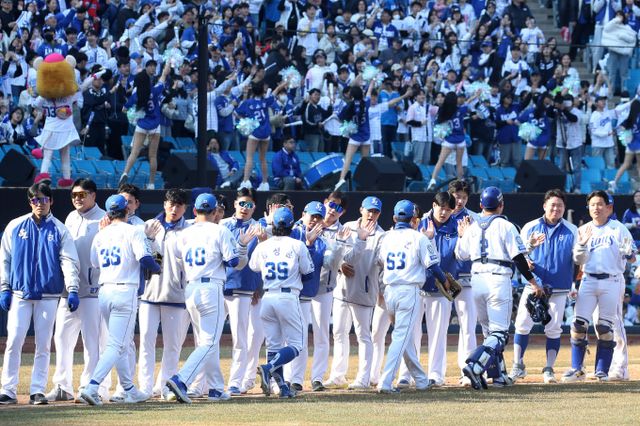 삼성 라이온즈가 홍현빈의 만루홈런을 포함 11점을 뽑아내며 두산 베어스를 제압했다. 사진은 지난 9일 대구삼성라이온즈파크에서 열린 시범경기에서 승리한 삼성 라이온즈 선수단의 모습. /사진=뉴스1