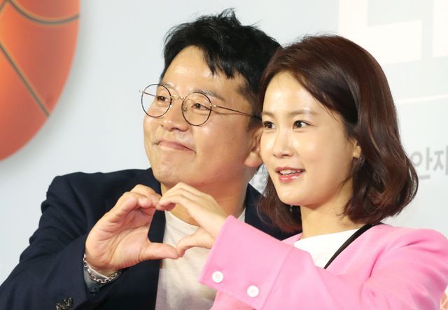 방송인 이상민이 김준호의 결혼식 계약금 사건을 언급했다. 사진은 지난 2023년 서울 용산구 CGV 용산아이파크몰에서 열린 영화 '리바운드' VIP 시사회에 참석한 코미디언 김준호 김지민 커플. /사진=뉴스1