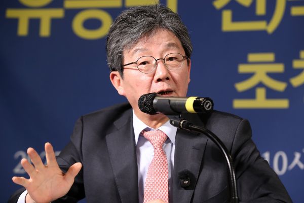 유승민 전 국민의힘 의원이 윤석열 대통령의 석방 후 행보에 대해 지적했다. 사진은 유승민 전 국민의힘 의원이 취재진 질의에 답하는 모습. /사진=뉴스1