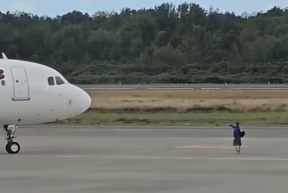 칠레 한 공항 활주로에 항공편을 놓친 남성이 난입해 비행기 앞을 가로 막았다. 사진은 이륙 준비 중인 항공기를 막아선 남성의 모습. /사진=엑스(X·옛 트위터) 갈무리