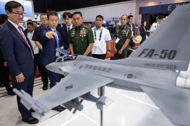 사진은 필리핀 육군 참모총장 로미오 브라우너 주니어와 한국항공우주산업(KAI) 대표들이 지난해 9월25일 필리핀 메트로 마닐라 파사이시 세계무역센터에서 열린 아시아 방위 및 안보 전시회에서 FA-50 경전투기 모형을 살펴보고 있다. /사진=로이터