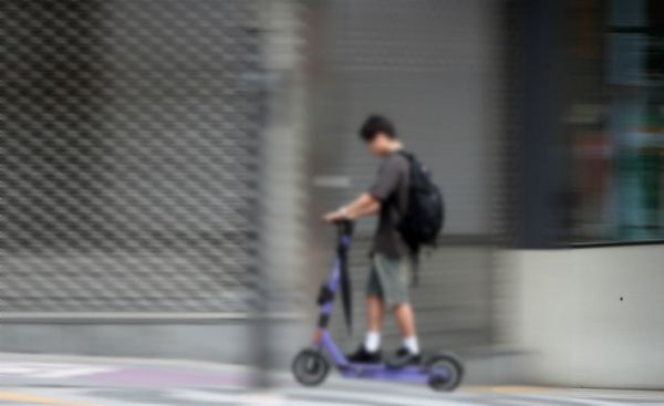 = 전동 킥보드로 중앙선을 횡단하는 학생을 차에 태워 경찰서로 데려간 운전자가 아동학대 혐의로 법정에 섰다. 사진은 기사와 직접적인 관련이 없음. /사진=뉴스1