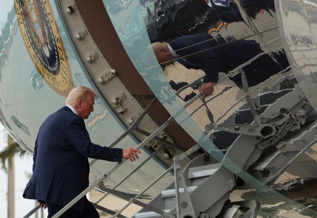 도널드 트럼프 미국 대통령이 지난 9일 미국 플로리다주 웨스트팜비치를 출발하기 위해 에어포스원에 탑승하는 모습./사진=로이터