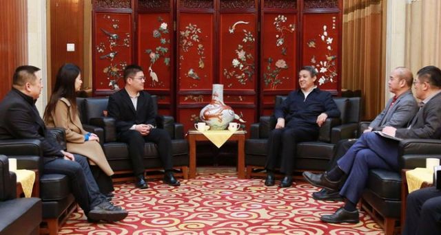 중국 인민일보와 중앙방송(CCTV) 소속 기자들이 북한으로 다시 돌아갔다. 사진은 왕야준 주북 중국 대사(오른쪽에서 세번째)가 지난달 28일 평양에 복귀하는 중국 관영 인민일보와 CCTV 기자들을 만난 모습. /사진=뉴시스(주북한 중국 대사관, NK 뉴스에서 재인용) 