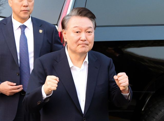 윤석열 대통령이 서울 용산구 한남동 관저에서 휴식을 취하며 건강 회복에 전념하고 있다. 사진은 윤 대통령이 지난 8일 서울 용산구 한남동 관저 입구에서 지지자들에게 인사하는 모습. /사진=뉴시스