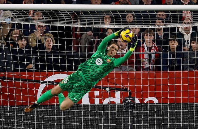 바르셀로나가 은퇴를 번복 후 현역으로 돌아온 보이츠에흐 슈체츠니와의 재계약을 추진한다. 사진은 2024-25시즌 FC바르셀로나에서 활약 중인 보이치에흐 슈체츠니의 모습. /사진=로이터