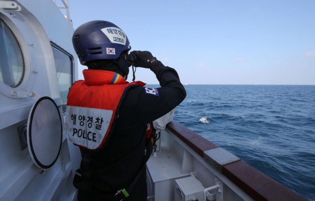 전남 목포 해상에서 해루질 작업을 나갔던 50대 남성이 숨진 채 발견되는 사고가 났다. 사진은 지난해 11월13일 실종자 수색활동을 펼치고 있는 해양경찰. /사진=뉴시스
