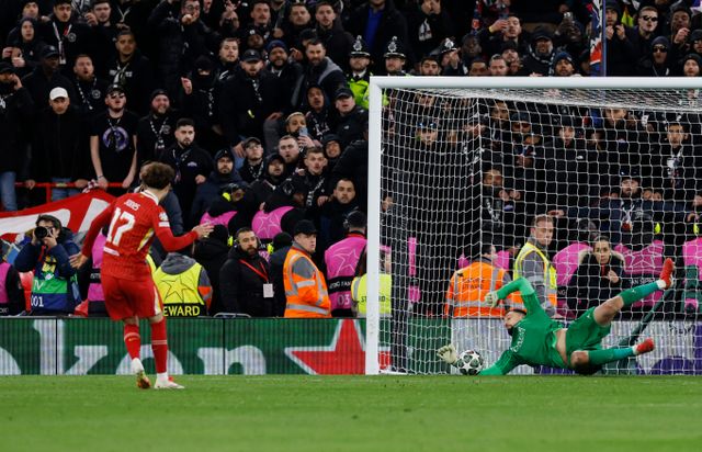 리버풀이 파리 생제르맹의 경기에서 승부차기 끝에 패배했다. 사진은 12일(한국시각) 잉글랜드 리버풀 안필드에서 열린 '2024-25시즌 유럽축구연맹(UEFA) 챔피언스리그(UCL)' 피리 생제르맹과 리버풀의 경기 중 승부차기 상황에서 실축을 한 커티스 존슨(왼쪽)의 모습. /사진=로이터