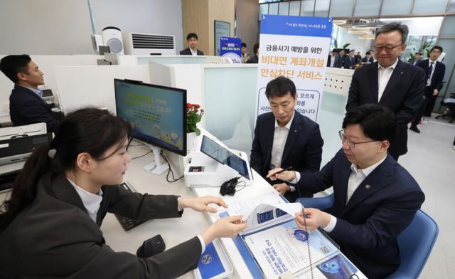  이복현 금융감독원장과 김소영 금융위 부위원장, 정상혁 신한은행장이 12일 서울 중구 신한은행 본점에서 열린 '비대면 계좌개설 안심차단서비스 출시 관련 현장 방문 간담회'에서 계좌개설과 관련해 이규리 매니저의 설명을 듣고 있다./사진=공동취재단