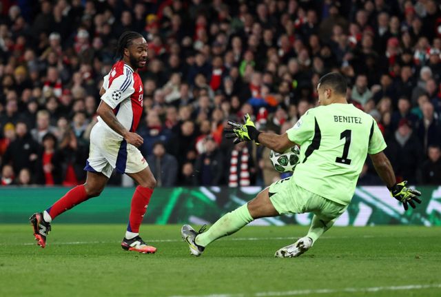 아스널이 PSV아인트호벤과 무승부를 거두며 챔피언스리그 8강 진출을 확정지었다. 사진은 13일(한국시각) 잉글랜드 런던 아스널스타디움에서 열린 '2024-25시즌 유럽축구연맹 챔피언스리그' 16강 2차전 아스널과 PSV아인트호벤의 경기에 선발 출전한 라헴 스털링의 모습. /사진=로이터