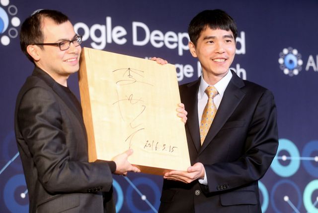 바둑 기사 이세돌이 2016년 3월9일 서울에서 AI 알파고와 바둑 대결을 펼쳤다. 사진은 2016년 3월15일 이세돌(오른쪽)이 서울 포시즌스 호텔에서 알파고와의 대결을 마친 후 시상식에 오른 모습. /사진=머니투데이