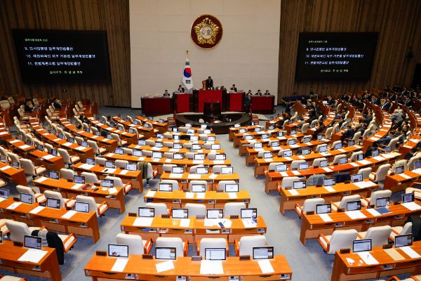더불어민주당이 오는 13일 본회의 통과를 목표로 했던 '김건희 상설특검법' 처리를 연기했다. 사진은 지난 8일 제420회국회(임시회) 제4차 본회의에서 내란·김건희 특검법, 농업4법 등 8개 법안 재의의 건이 부결되는 모습. /사진=뉴스1