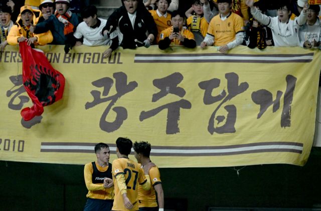 이정효 감독이 이끄는 광주FC가 J리그1 챔피언이었던 비셀 고베를 제압하고 아시아축구연맹 챔피언스리그 엘리트 8강 진출에 성공했다. 사진은 지난 12일 광주월드컵경기장에서 열린 '2024-25 아시아축구연맹(AFC) 챔피언스리그 엘리트(ACLE) 16강 2차전에서 비셀 고베를 잡고 승리한 광주FC의 모습. /사진=뉴시스