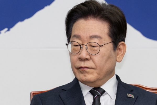 이재명 더불어민주당 대표 암살을 시도하려는 세력이 있다는 의혹이 제기된 가운데 민주당은 방탄복 착용 등 만반의 준비를 갖추고 있다. 사진은 이재명 더불어민주당 대표가 12일 오전 서울 여의도 국회에서 열린 최고위원회의에 참석한 모습. /사진=뉴스1